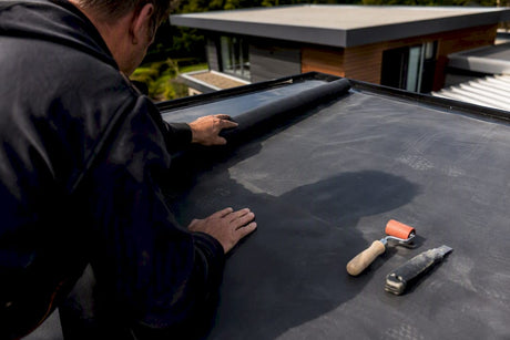 EPDM bij zonnepanelen: dé betrouwbare ondergrond op platte daken - Dakdeals